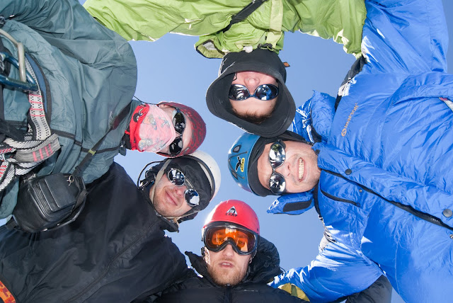 Альпинисты на седловине Казбека 