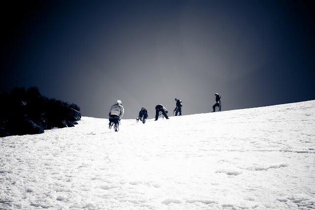 Альпинисты на спуске с Казбека 