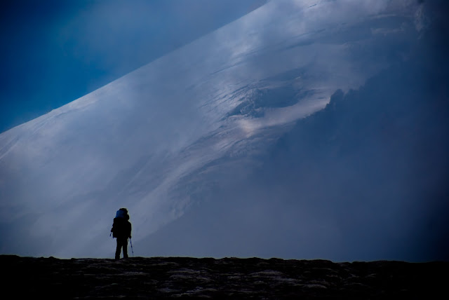 Фигура альпиниста на фоне горы 