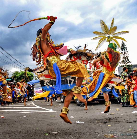 INDONESIAN CULTURES, FOOD AND TOURISM: Tari Kuda Lumping INDONESIAN CULTURES, FOOD AND TOURISM: Tari Kuda Lumping
