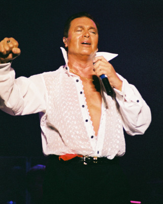 WORLD FAMOUS PEOPLE: Engelbert Humperdinck