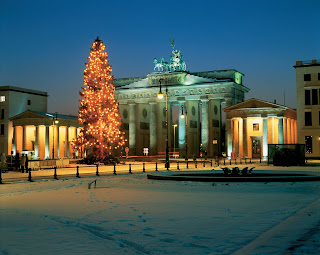 © German National Tourist Board. All Rights reserved Photographer Messerschmidt, Joachim Berlin: Christmas tree at the Brandenburg Gate