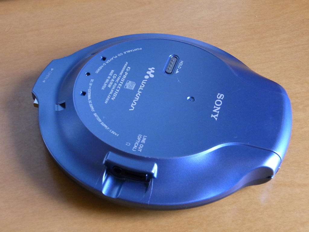 卓上オーディオ (Tabletop Audio): ポータブルCDプレイヤー(SONY D-NE900)