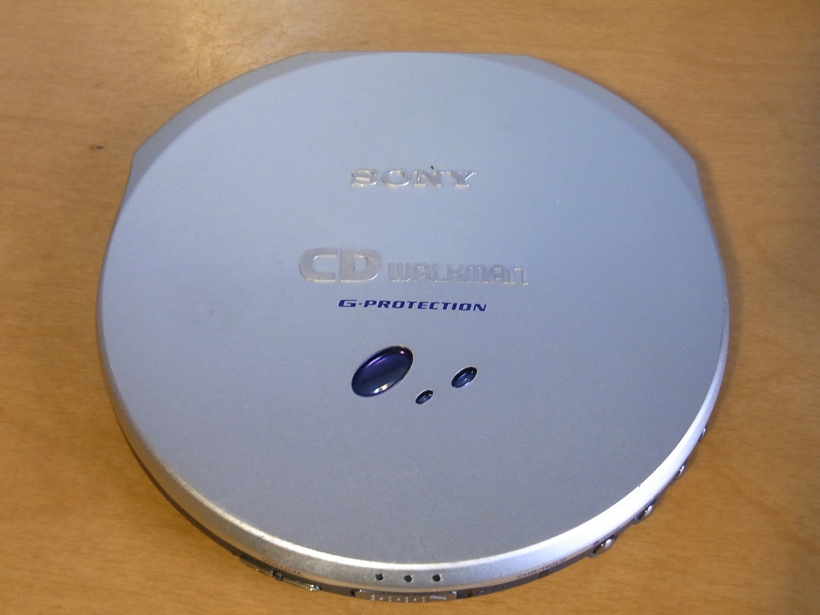 卓上オーディオ (Tabletop Audio): ポータブルCDプレイヤー(SONY D-E990)