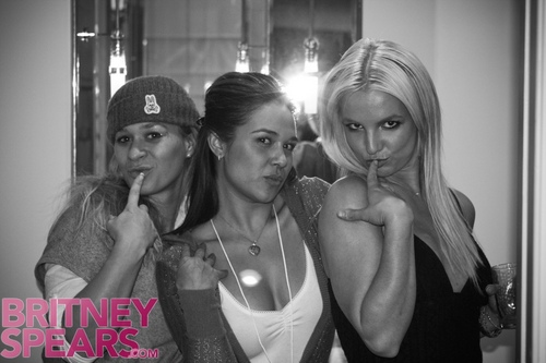 [post_image-britney-spears-finger-mouth.jpg]