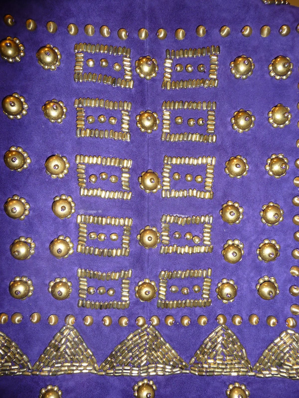 http://4.bp.blogspot.com/_9g1xXeNqBDQ/SwcruOHyXYI/AAAAAAAAPsc/G55pRGCa1cI/s1600/gianni%252Bversace%252B80s%252Bvintage%252Bpurple%252Bsuede%252Bbolero%252Bwith%252Bbronze%252Bbeadwork.jpg%252B(5).JPG