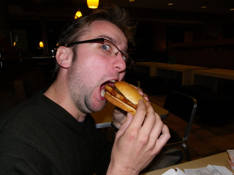 Jonathan mangeant la délicieuse spécialité de McDo réservée aux Etats-Unis: le Mac Rib