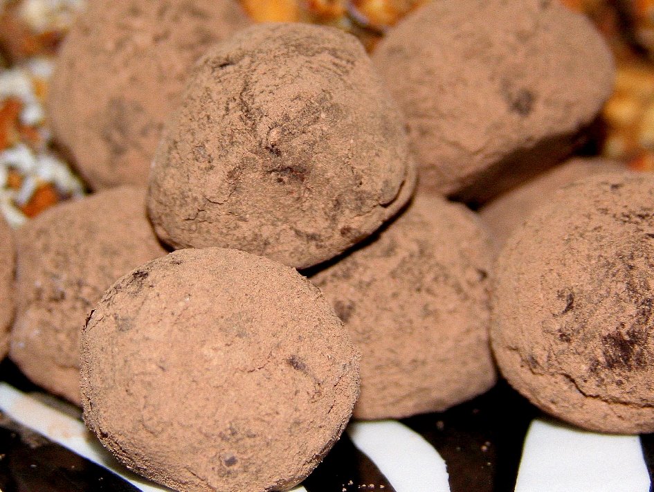 [chocolate+truffles+rolled+in+cocoa.JPG]