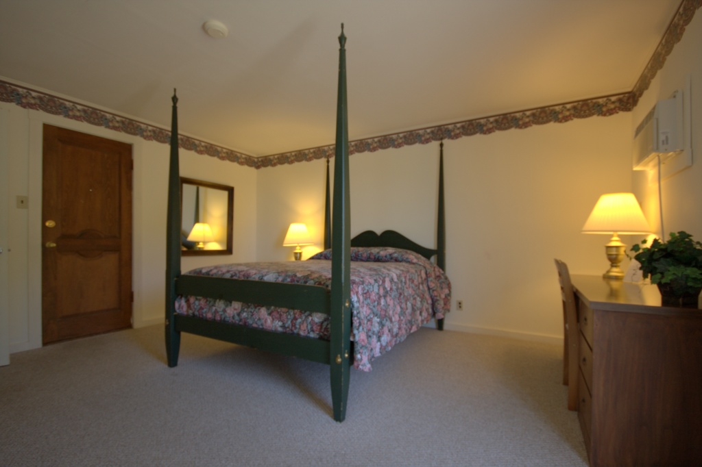 [motel+suite+bedroom.CR2.jpg]