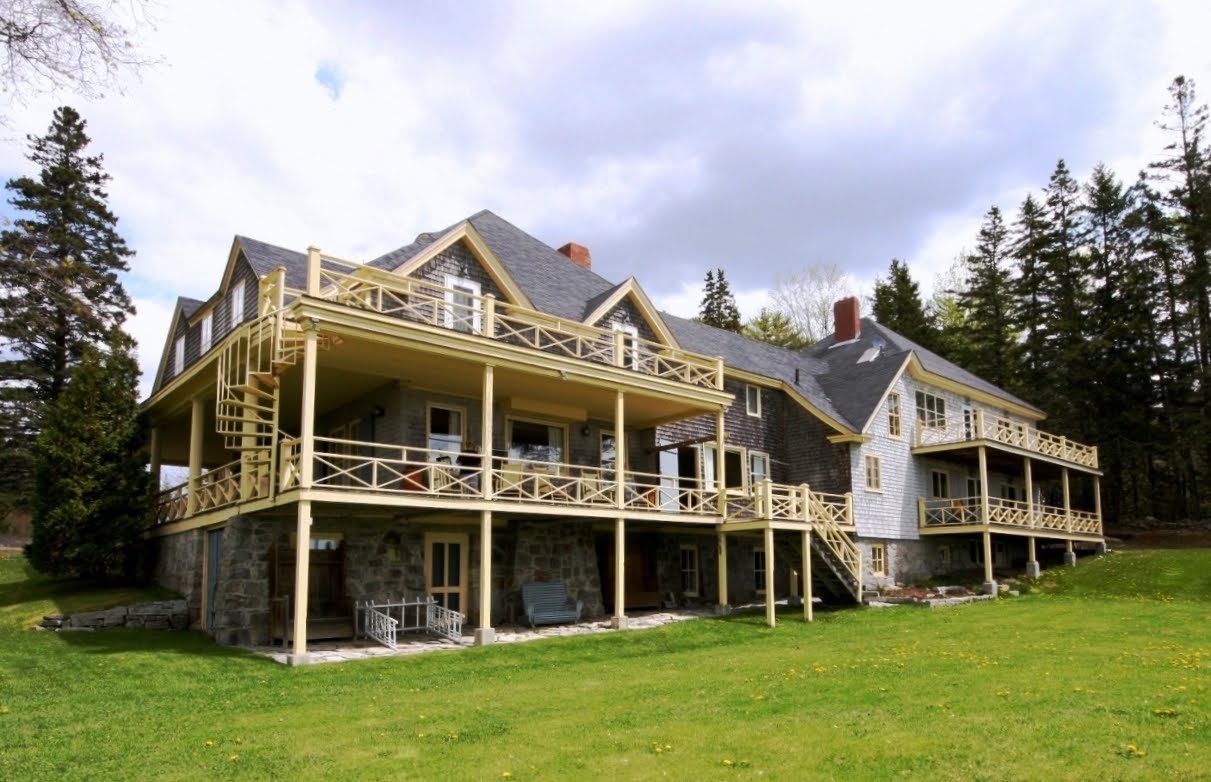 [Exterior+facing+water.JPG]