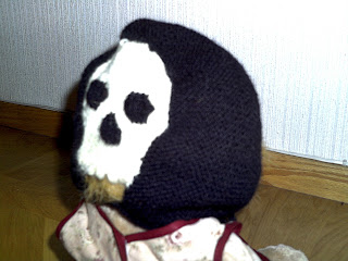 My daughter was asleep when I finished this, so it is modeled by her toy lion Shakespeare.