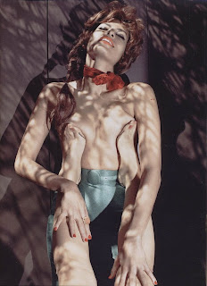 Brunette stelt haar anale vaardigheden tentoon