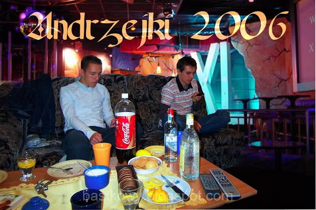 Zdjęcie dwóch mężczyzn siedzących w pokoju, które zostało przerobione w Photoshopie, by wyglądało na to, jakby byli w klubie, z dodanym napisem "Andrzejki 2006"
