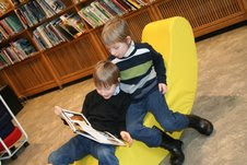 Barn i biblioteket