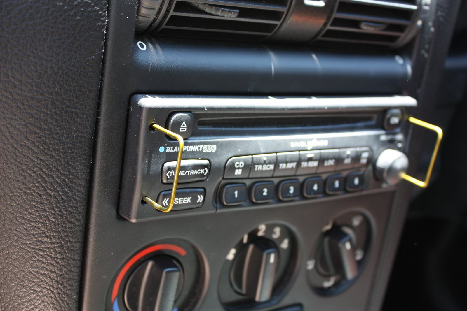 Remove a Blaupunkt 520 car stereo head unit from a 2005 Astra