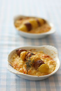 frank kolbász bratwurst savanyú káposzta krumpli burgonya alma tejszín mustár szerecsendió kis tálka
