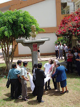 Busto en homenaje al profesor Carlos Gallardo, Facultad de CCSS, UNHEVAL