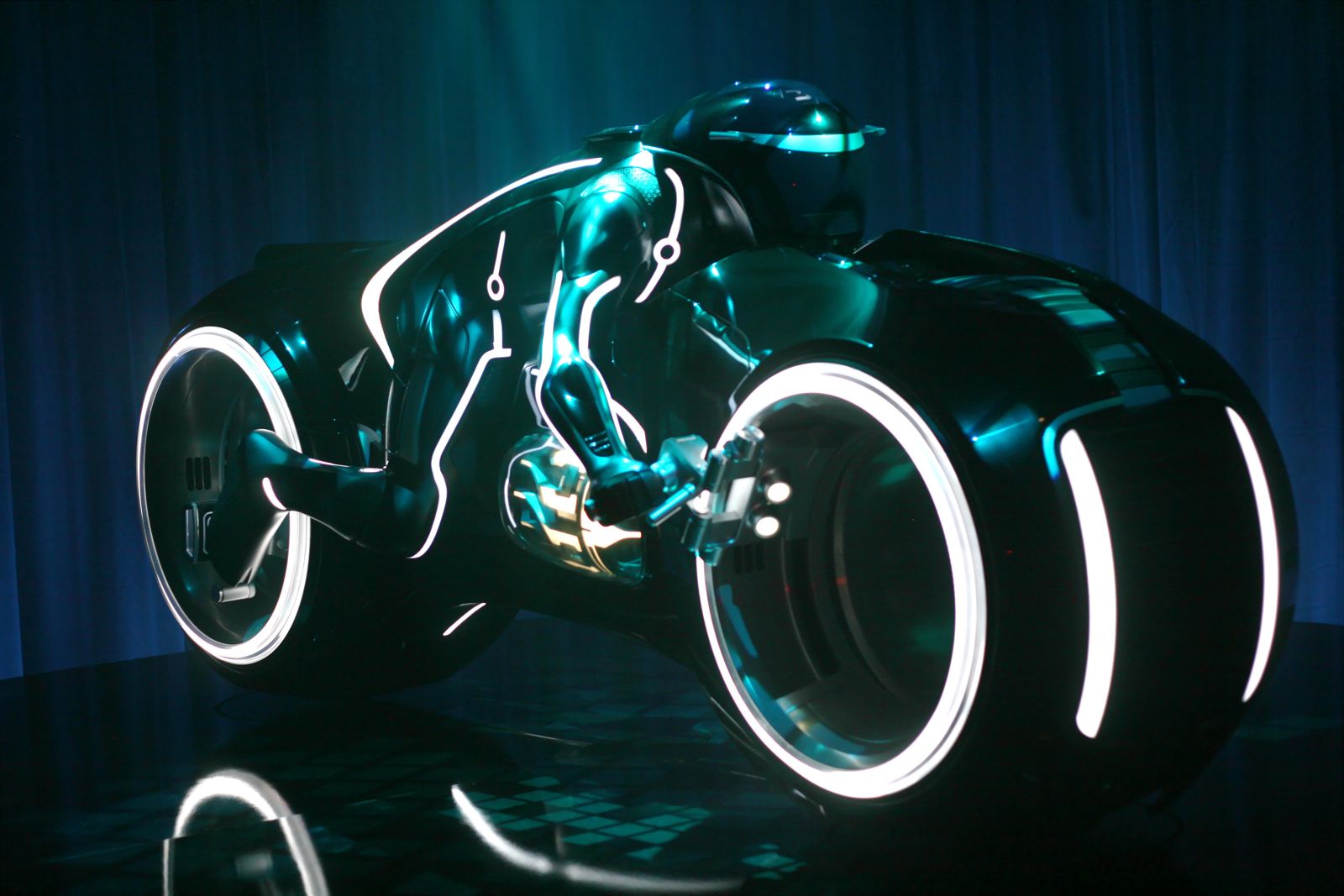 http://4.bp.blogspot.com/_A3_kKB1i_PI/TEm37XAfrkI/AAAAAAAAAnc/jQGSOZKS8q4/s1600/Tron_Legacy_Light_Cycle_204961_20090725.jpg