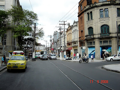 Praça Mauá com trilhos de bonde em Santos - SP - Foto de Emilio Pechini em 17/09/2008