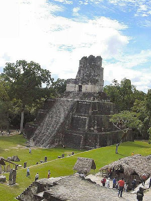 Tikal es la más grande de las antiguas ciudades de los mayas del período clásico.