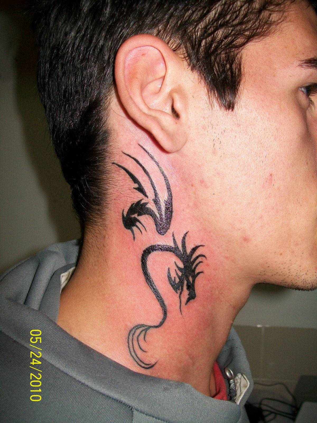 Tatuajes en el cuello notas musicales - Imagui