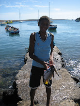 Le petit frère de Zic repatr avec ses poissons