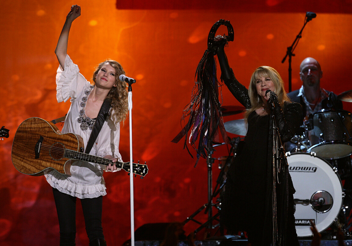 http://4.bp.blogspot.com/_AGPrjH5BwHY/TL5EeKKV31I/AAAAAAAAIi0/3oUDduloI-k/s1600/Stevie+Nicks+with+Taylor+Swift+Grammy+Awards+Jan+10+2010.JPG