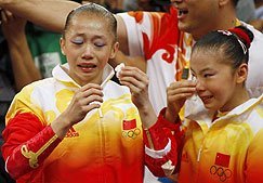 [China_gana_oro_en_gimnasia_femenina_por_equipos__Emol.com.jpg]