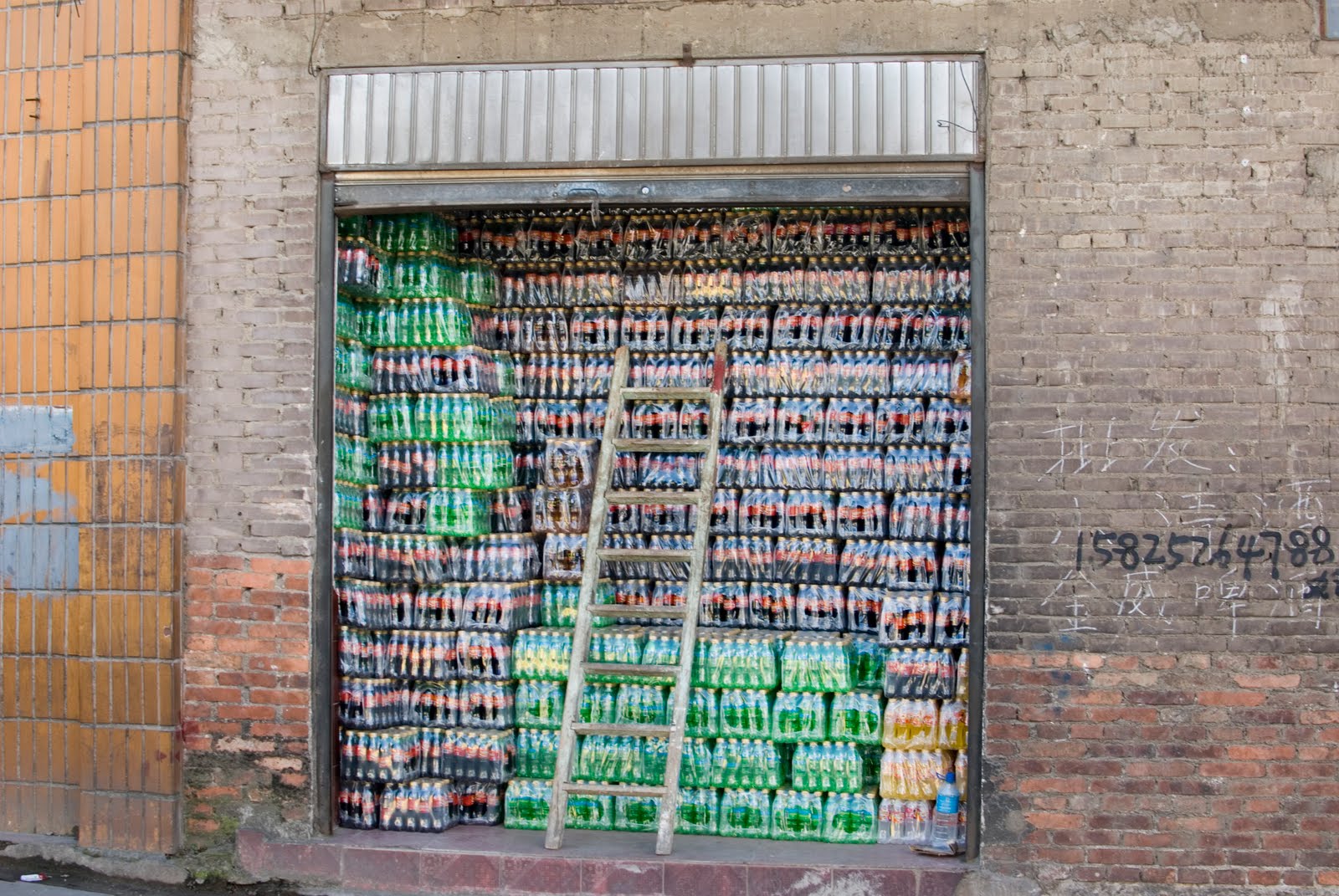 http://4.bp.blogspot.com/_AMqS0TCsWD8/TJhLLZKceoI/AAAAAAAABK8/lkqqGqKkhBo/s1600/YuanYang-Soda+Wall.jpg
