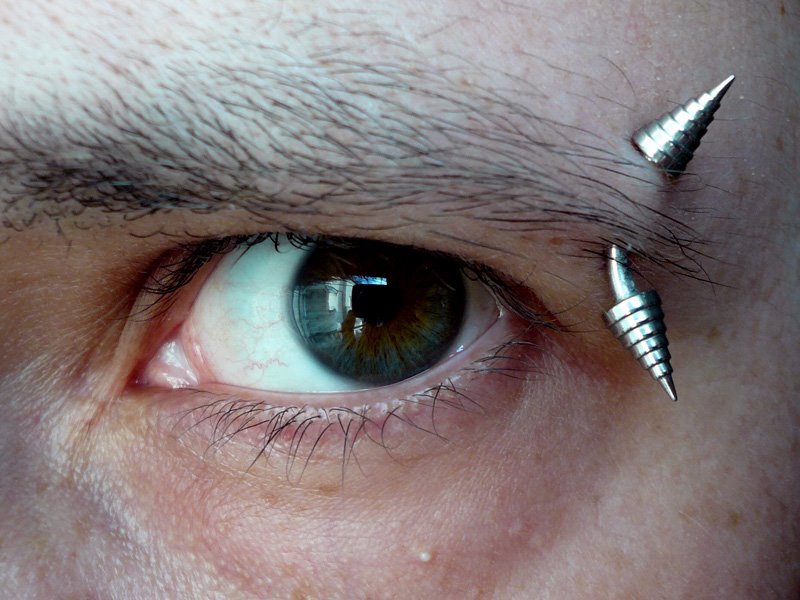 [eyebrow-piercing-man.jpg]