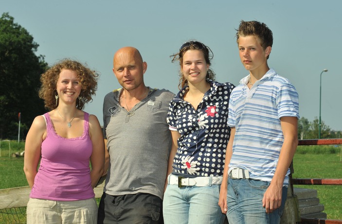[20090703-RD-Weduwnaar-Klaas-Jan-de-Graaf-met-zijn-kinderen-83164-a.jpg]