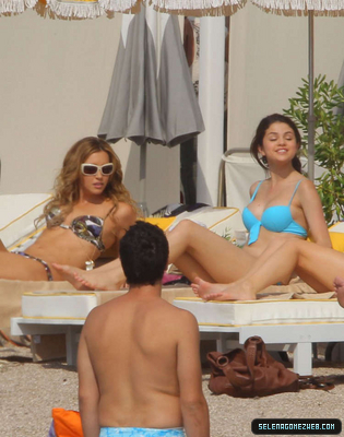 selena gomes pictures in short selena gomez bikini. selena gomes pictures in short