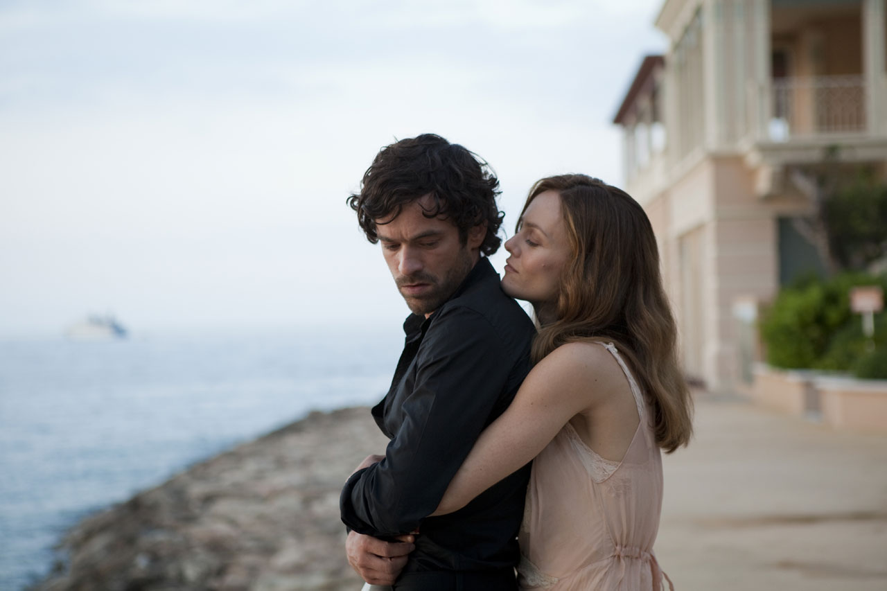 http://4.bp.blogspot.com/_AcSnYDdIcC4/S73dA8x9BkI/AAAAAAAAAVI/gW9Yq7A2nVc/s1600/02892708-photo-romain-duris-et-vanessa-paradis-dans-l-arnacoeur.jpg