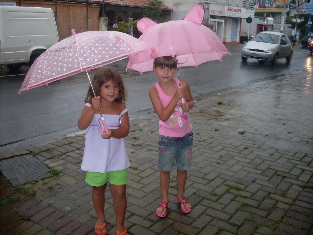[Maria+e+Luiza+passeando+na+chuva.JPG]