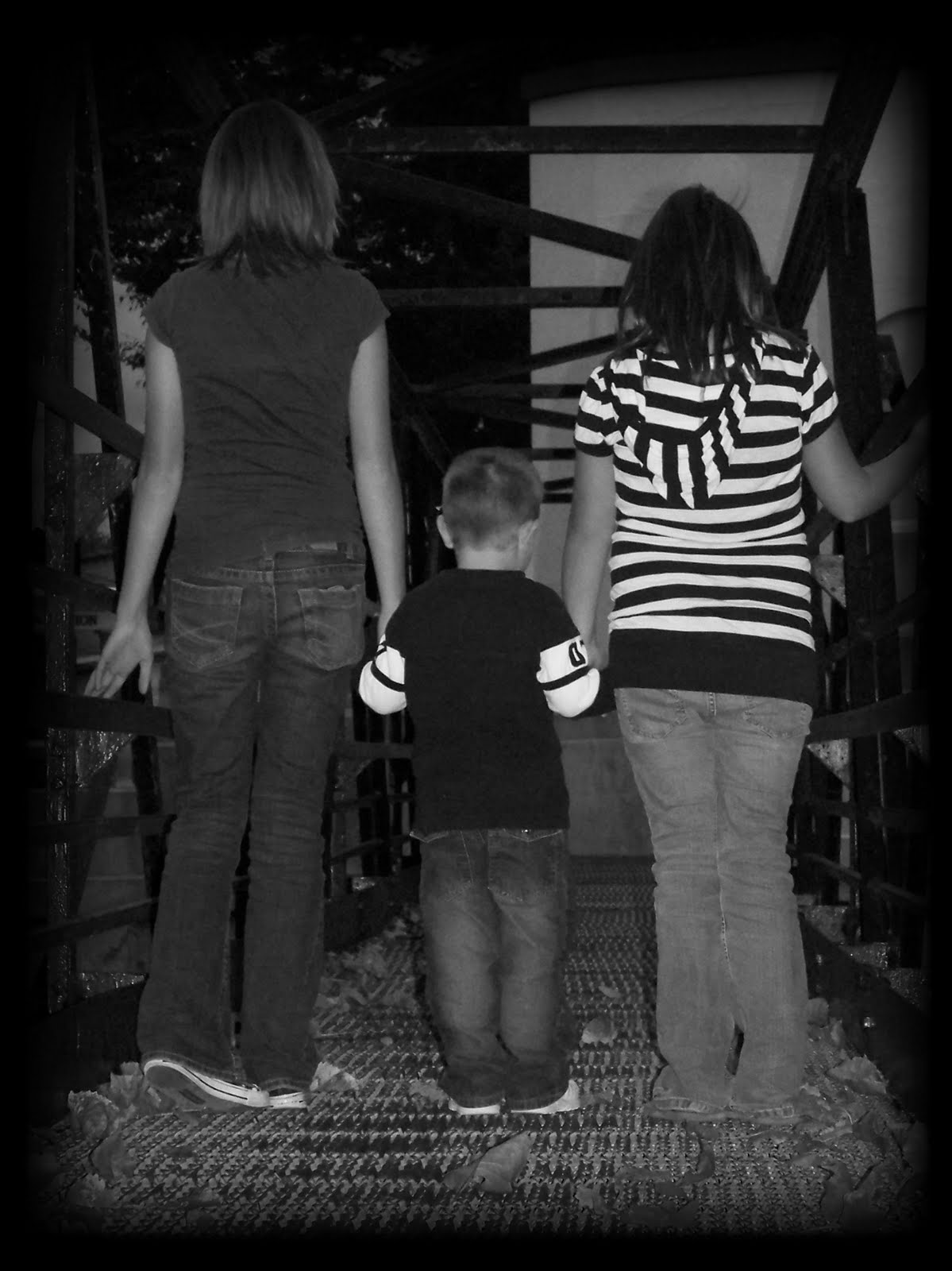 [emily,+chloe,+mason7-black+and+white.jpg]