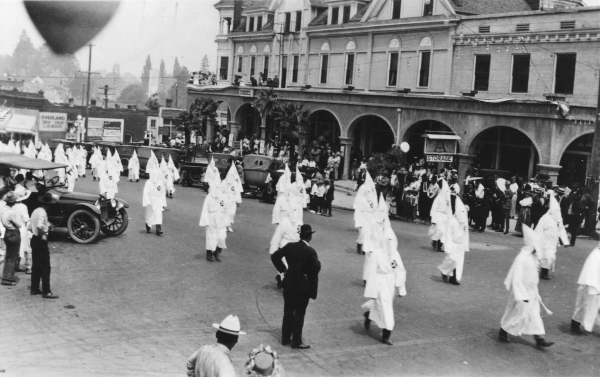 kkk in the 1920s essays I am writing a research paper about how the 1920s affected the growth of the kkk is this a good thesis as a whole, the 1920s were a decade of great. kkk in the 1920s essays I am writing a research paper about how the 1920s affected the growth of the kkk is this a good thesis as a whole, the 1920s were a decade of great.