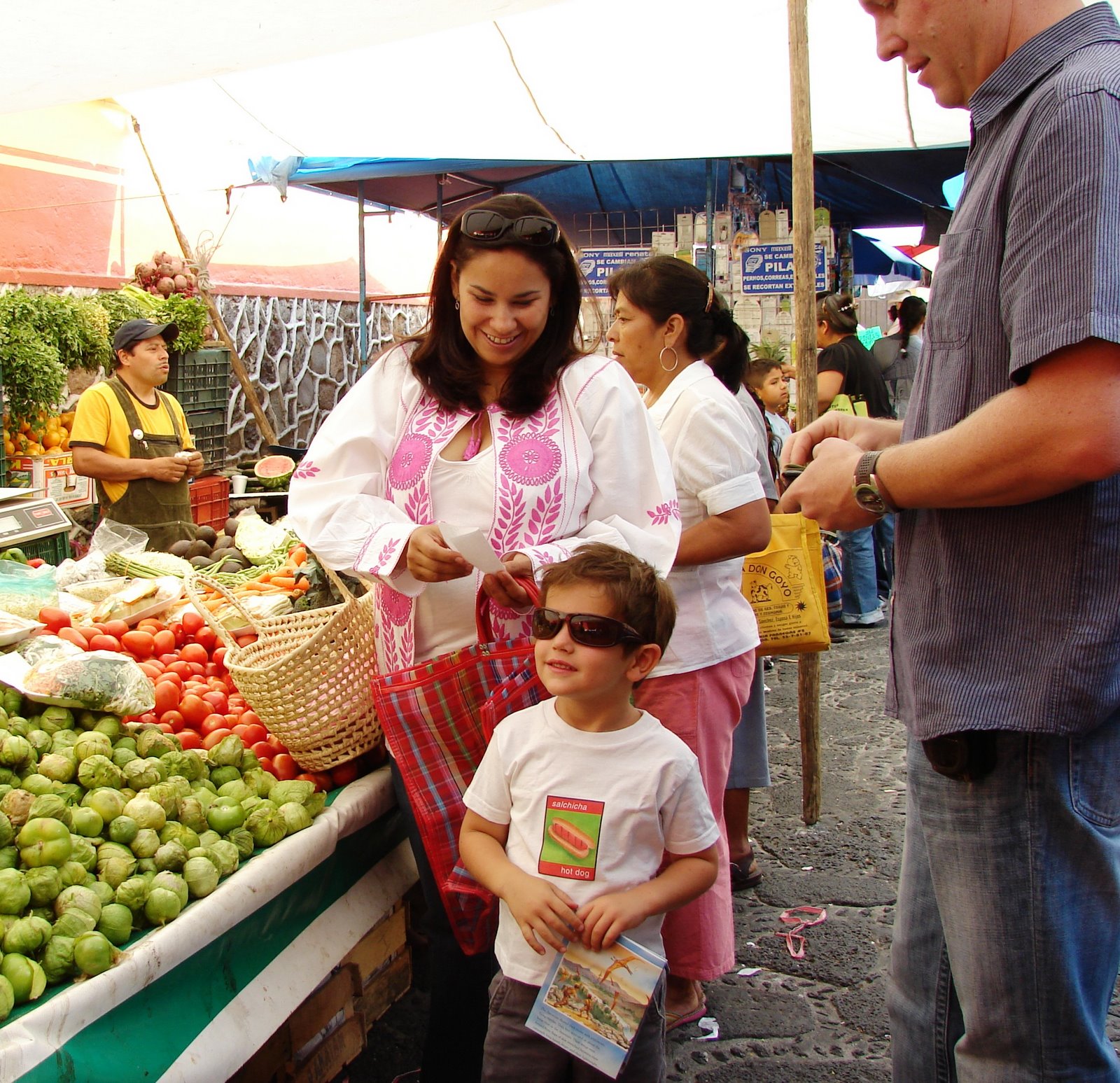 [Ana+Robb+Matias+in+Market.JPG]