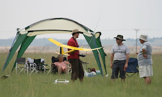 Team Far 'n Wide in discussion: Jochen about to fly, Rudolph and Tony standing by