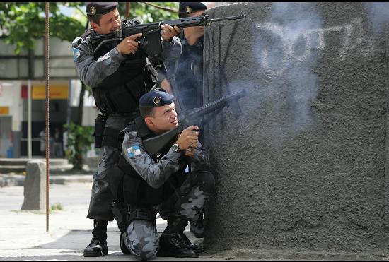 Tá Dominado! Maior Fortaleza do trafico de drogas do Rio de Janeiro é tomada por forças de segurança