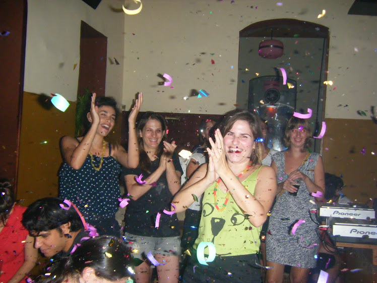 זה נראה שמח אבל זו מסיבת הפרידה שלי