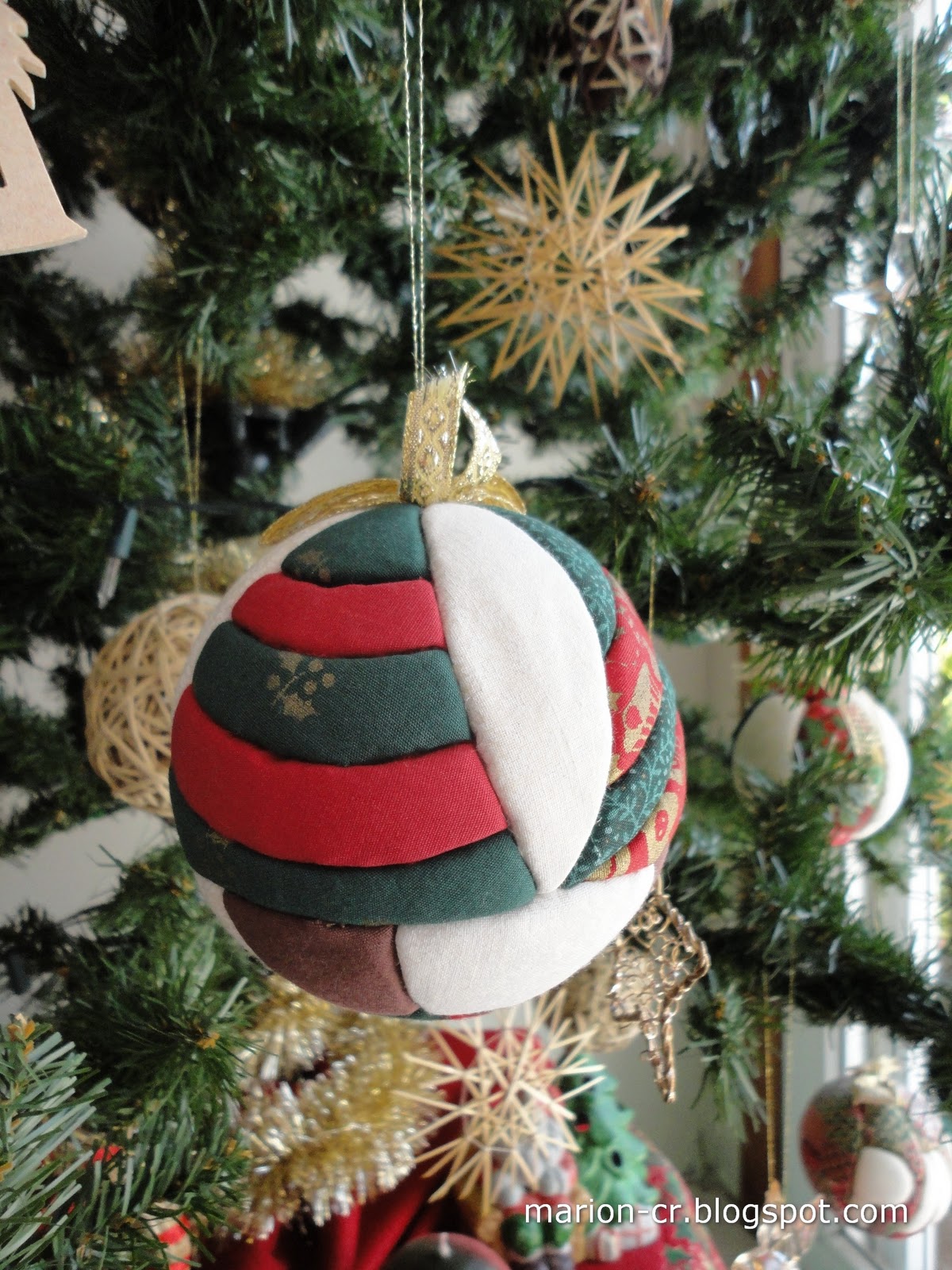CRiações em família & cia.: Árvore de Natal com bolas de patchwork