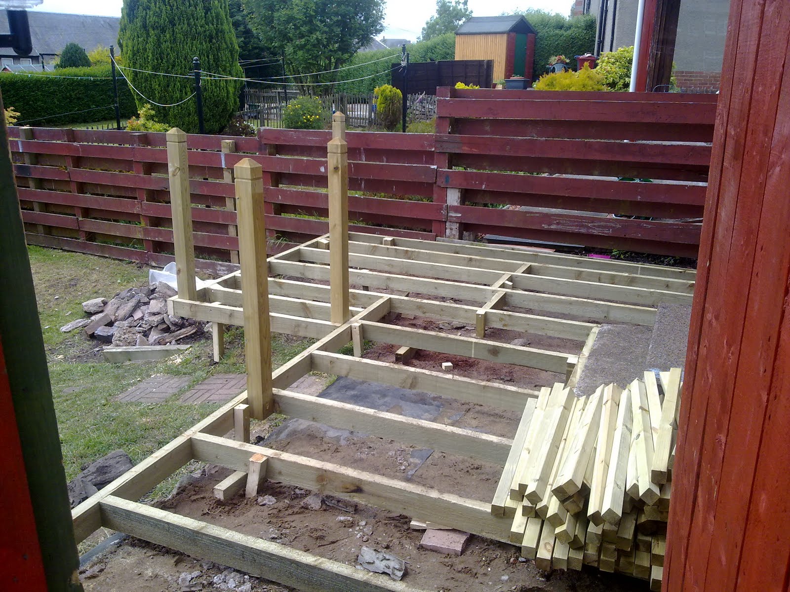 FRAZER JESS JOINERY AND MAINTENANCE L shape raised garden deck