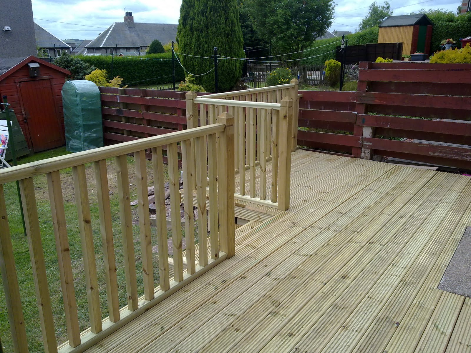 FRAZER JESS JOINERY AND MAINTENANCE L shape raised garden deck