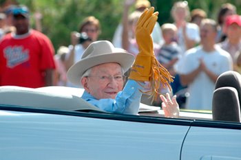 [02PortraitHinckleyParade.jpg]