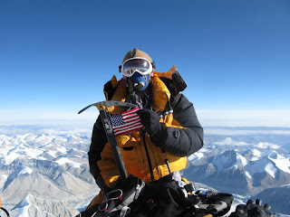 Mount_Everest_Summit_American_Flag