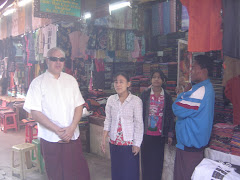 Con la camisa birmana y el típico Longhi