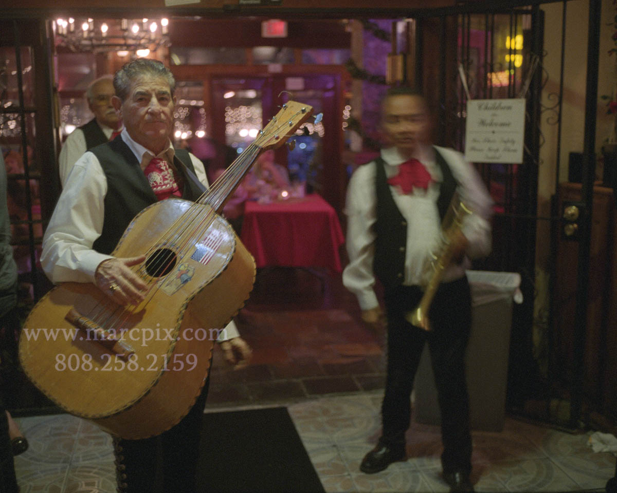 [mariachis.jpg]