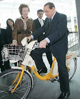 Berlusconi Bisiklete Binerken - BikeMi Berlusconi Bisiklete Binerken - BikeMi