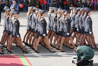 Terlalu Hot & Seksikah Seragam Tentara Wanita Ini? An