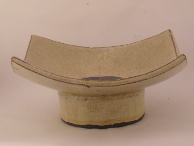 Stoneware plate with high foot